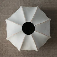 Weiße Vase mit Samenkapseln aus Mangoholz